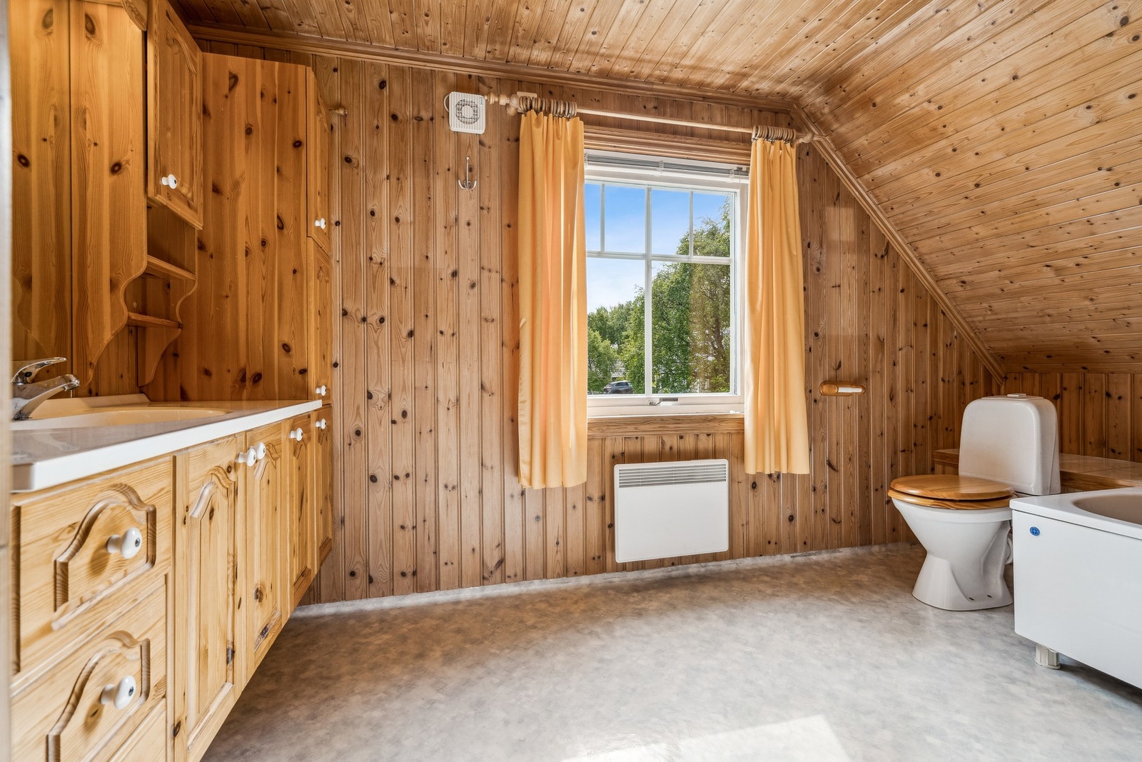 Stort bad med god lagringsplass i skuffer og skap. Galleribilde