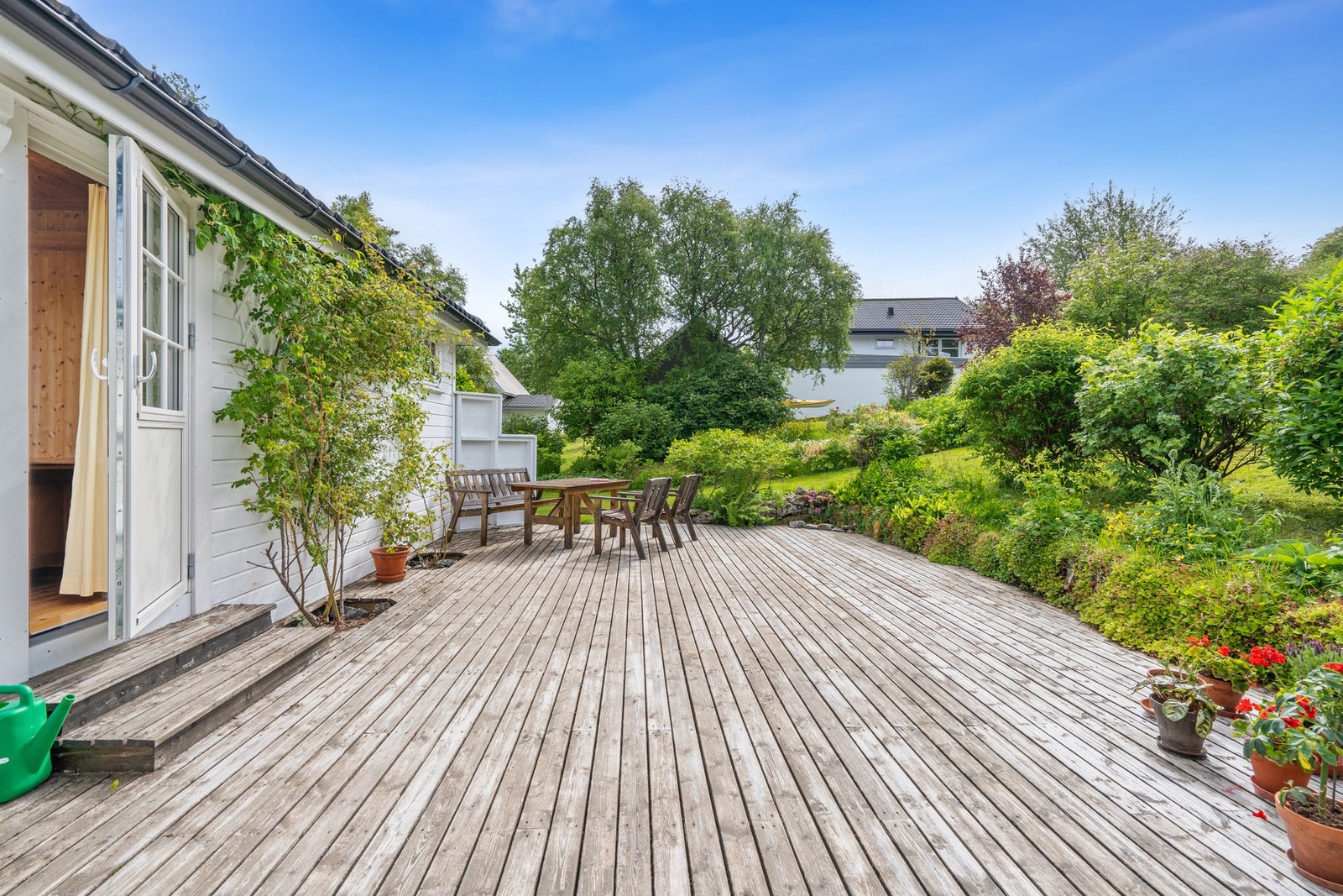 Nyt varme sommerdager med familie og venner. Galleribilde