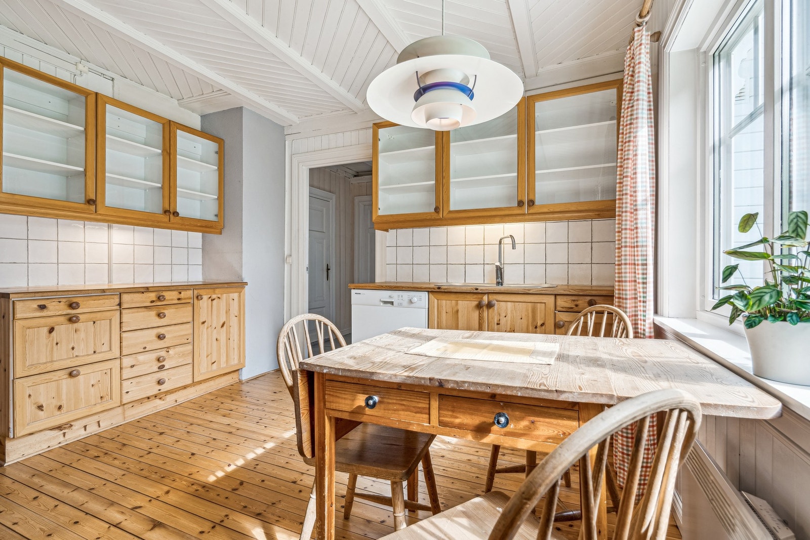 Skuffer og skap gir godt med lagringsplass. Galleribilde