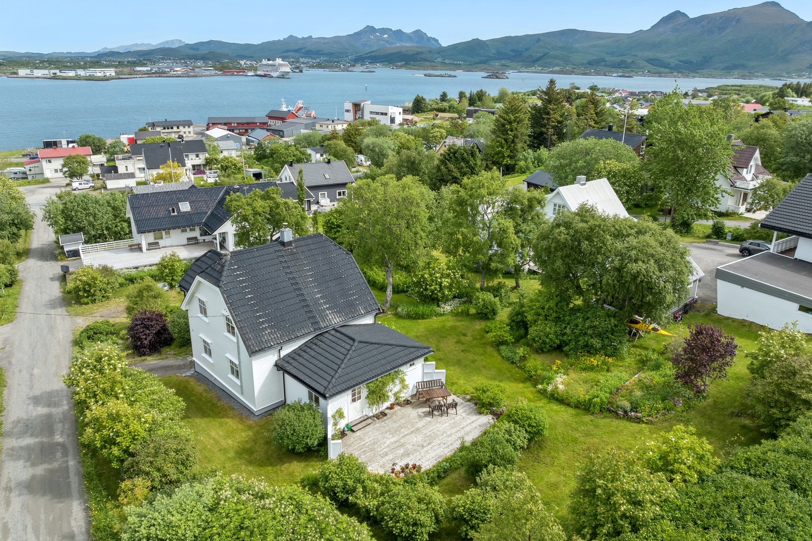 På eiendommen står det oppført enebolig over tre plan, med stort og flott uteområde. Galleribilde