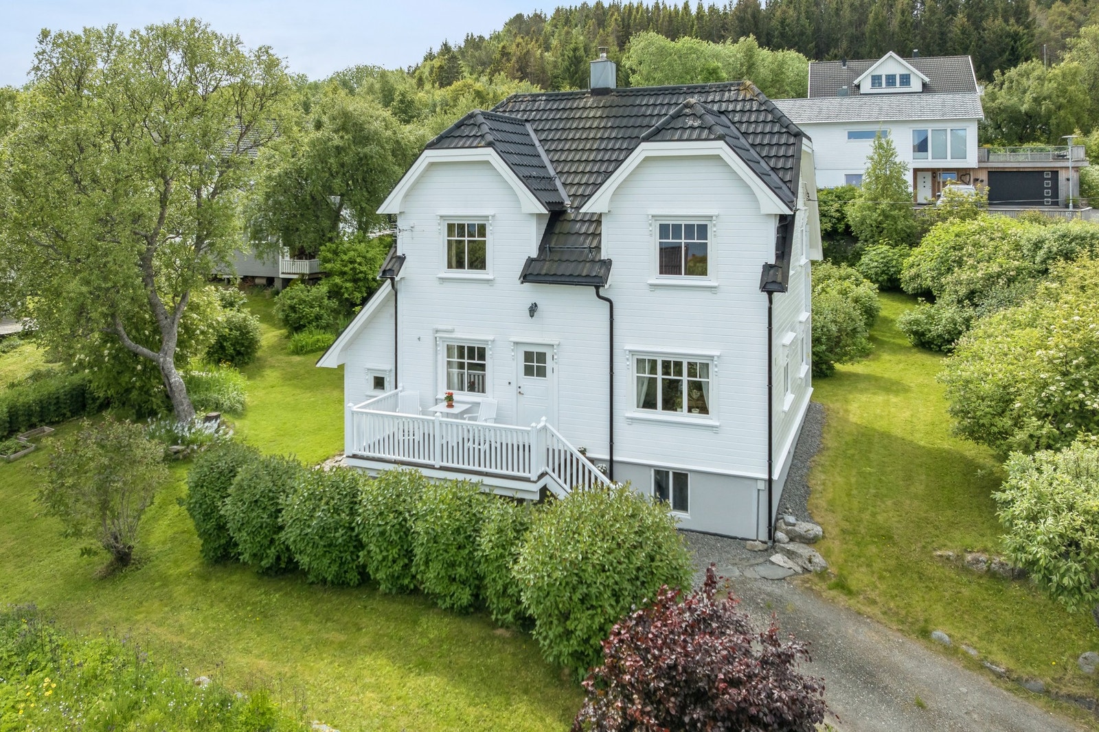 Eneboligen ligger fint til på Gravdal, som en del av et rolig nabolag. Galleribilde