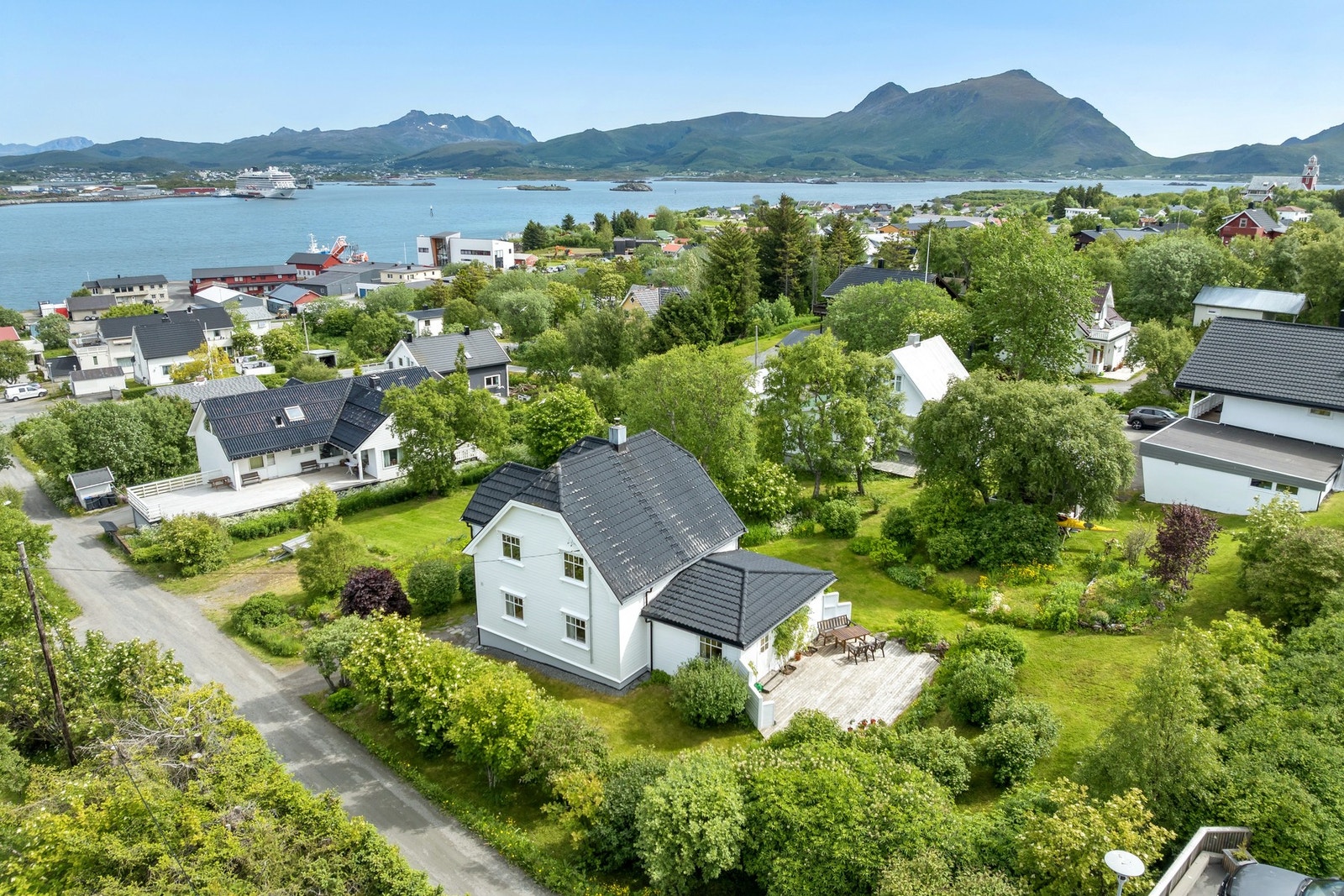 Pent opparbeidet med plen og rikelig beplantning. Galleribilde