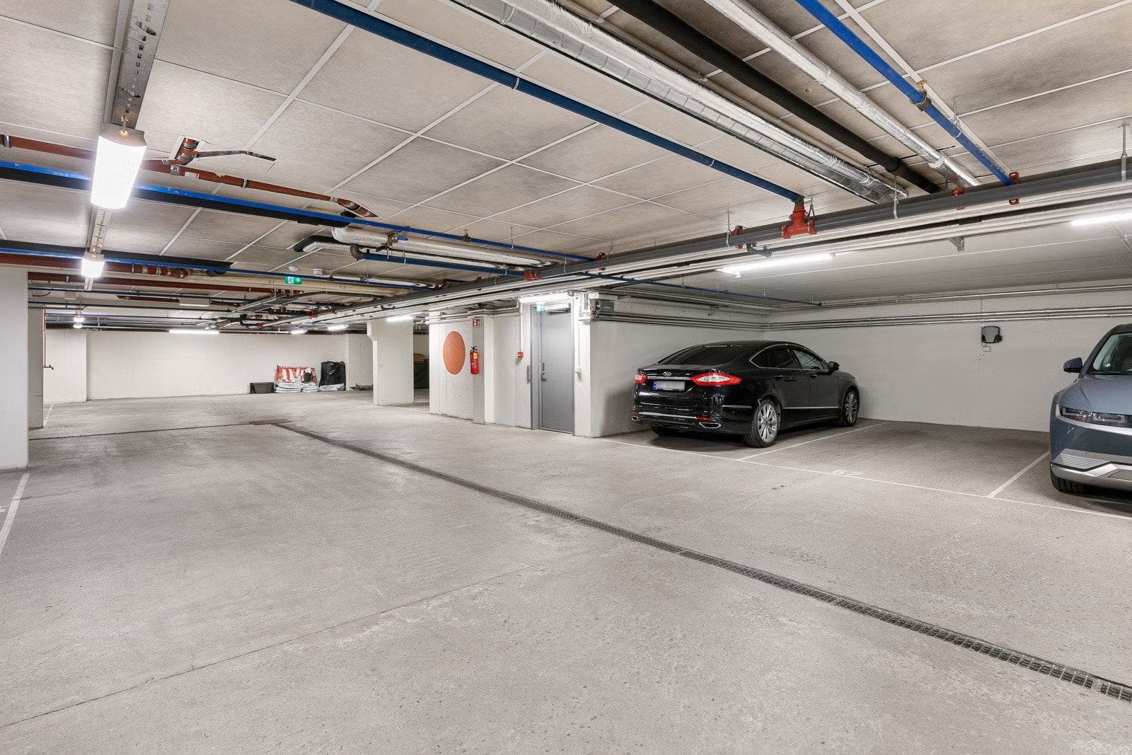 Leiligheten disponerer 2 parkeringsplasser i felles garasjeanlegg med elbillader Galleribilde