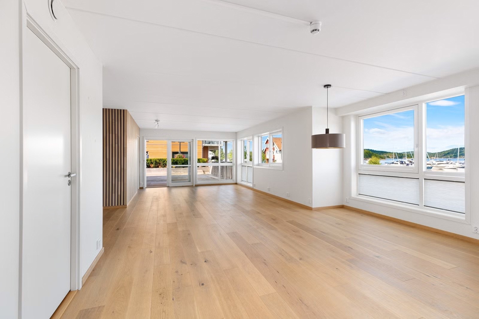 Leiligheten har pen enstavs eikeparkett på gulv, bortsett fra på badene Galleribilde