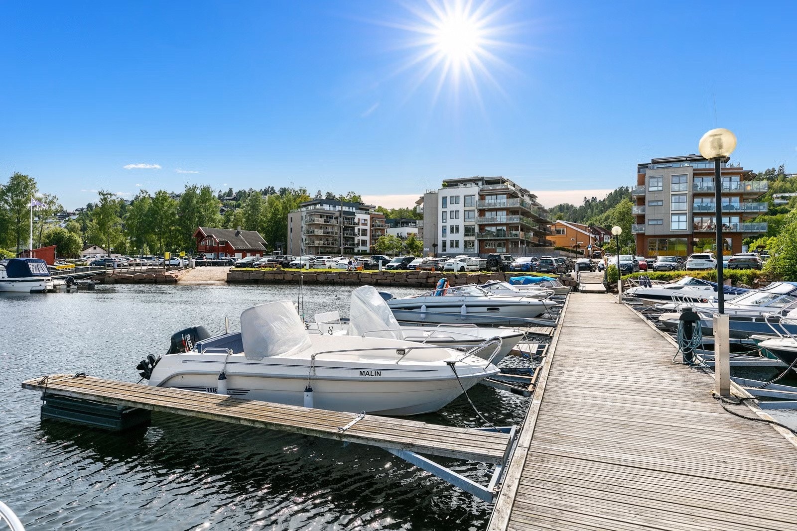 Sætre båthavn ligger rett på nedsiden av leiligheten Galleribilde