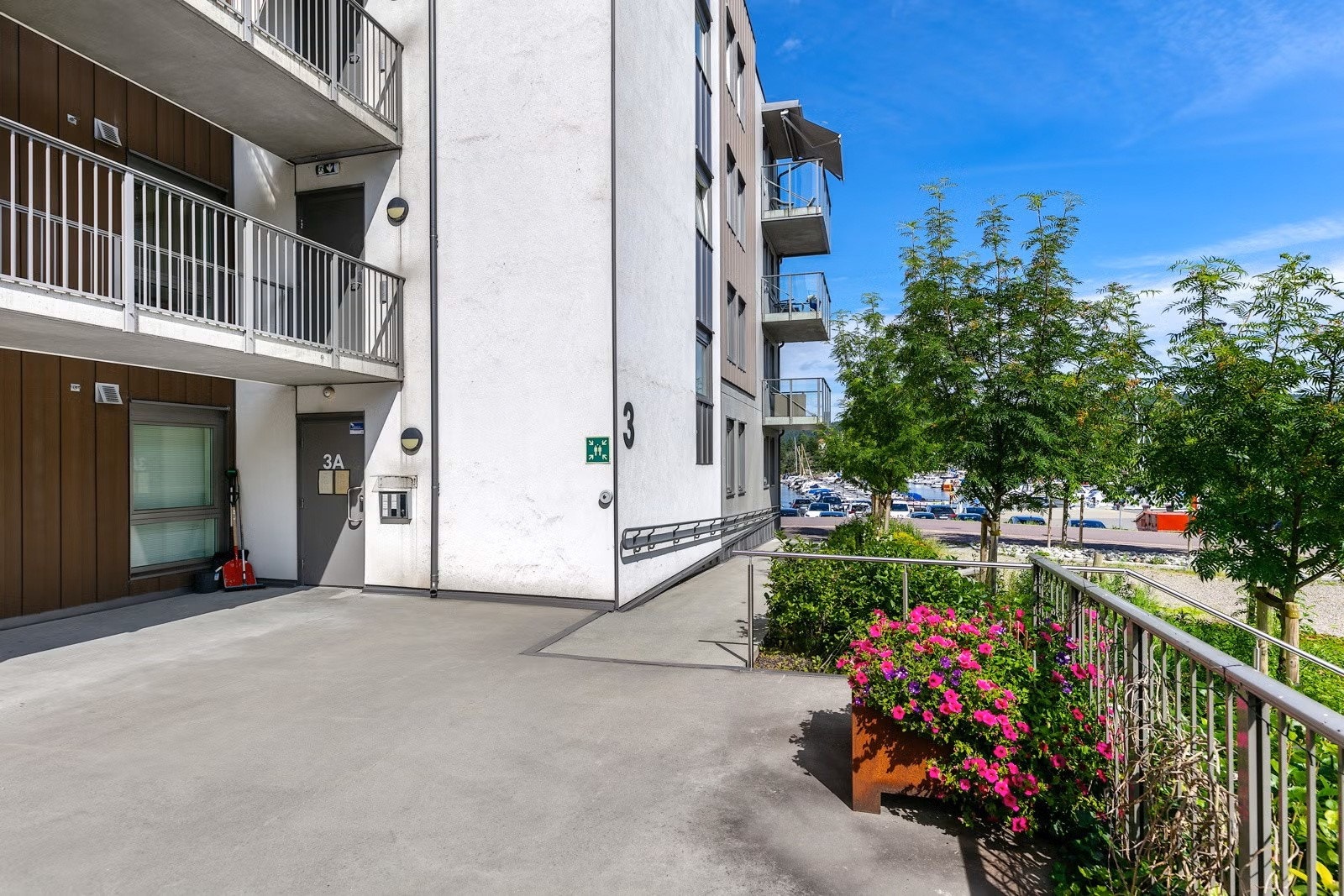 Hyggelig inngangsparti med dørcalling Galleribilde