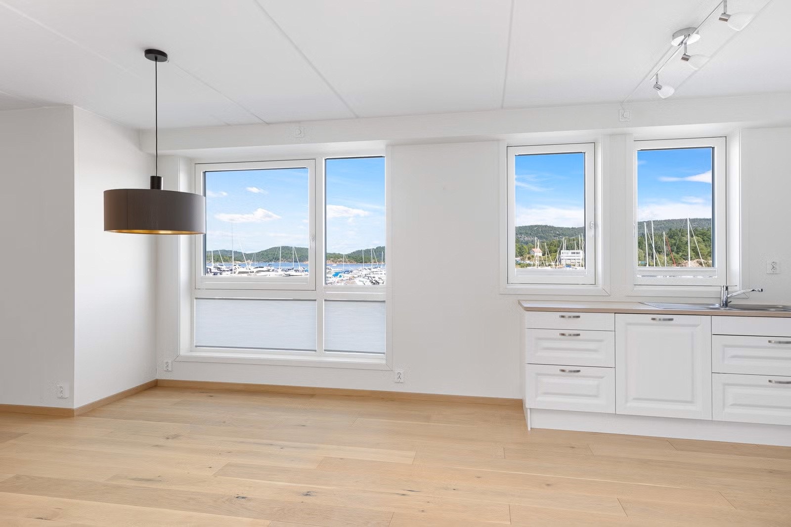 Store vindusoverflater slipper inn rikelig med naturlig lys fra flere kanter Galleribilde