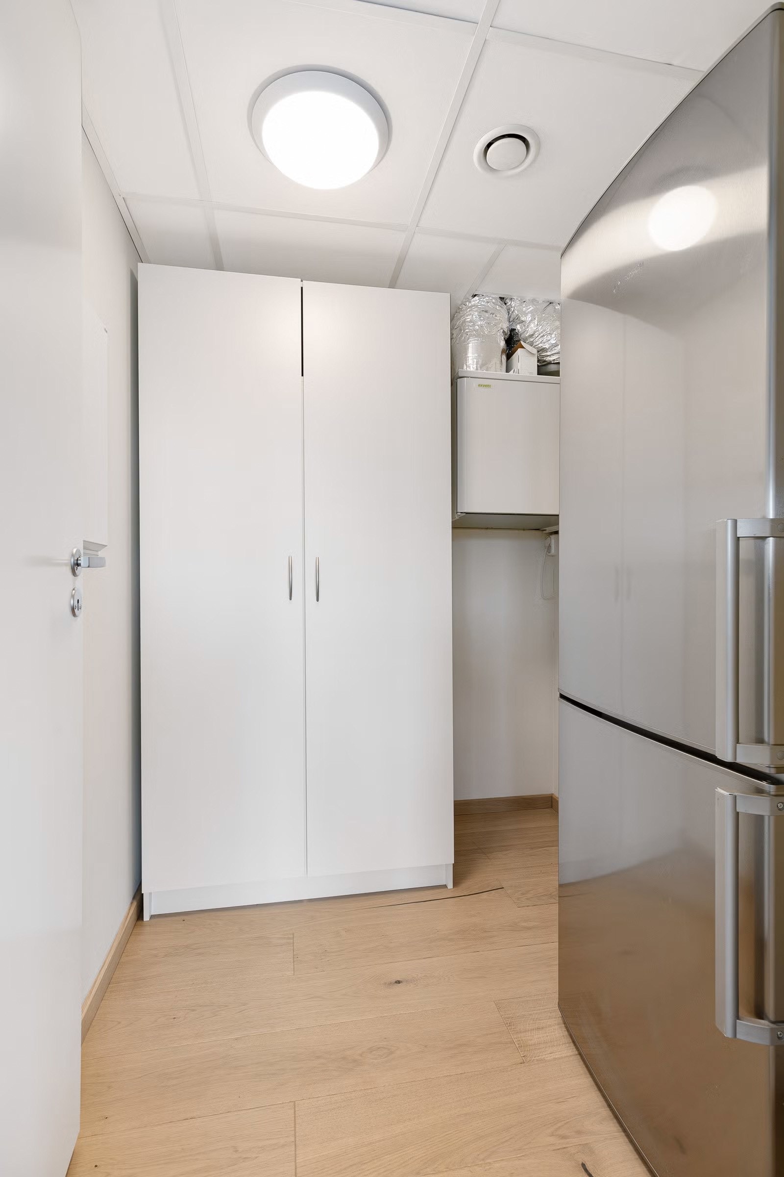 Innvendig bod med lagringsplass, i tillegg til sportsbod i fellesareal Galleribilde