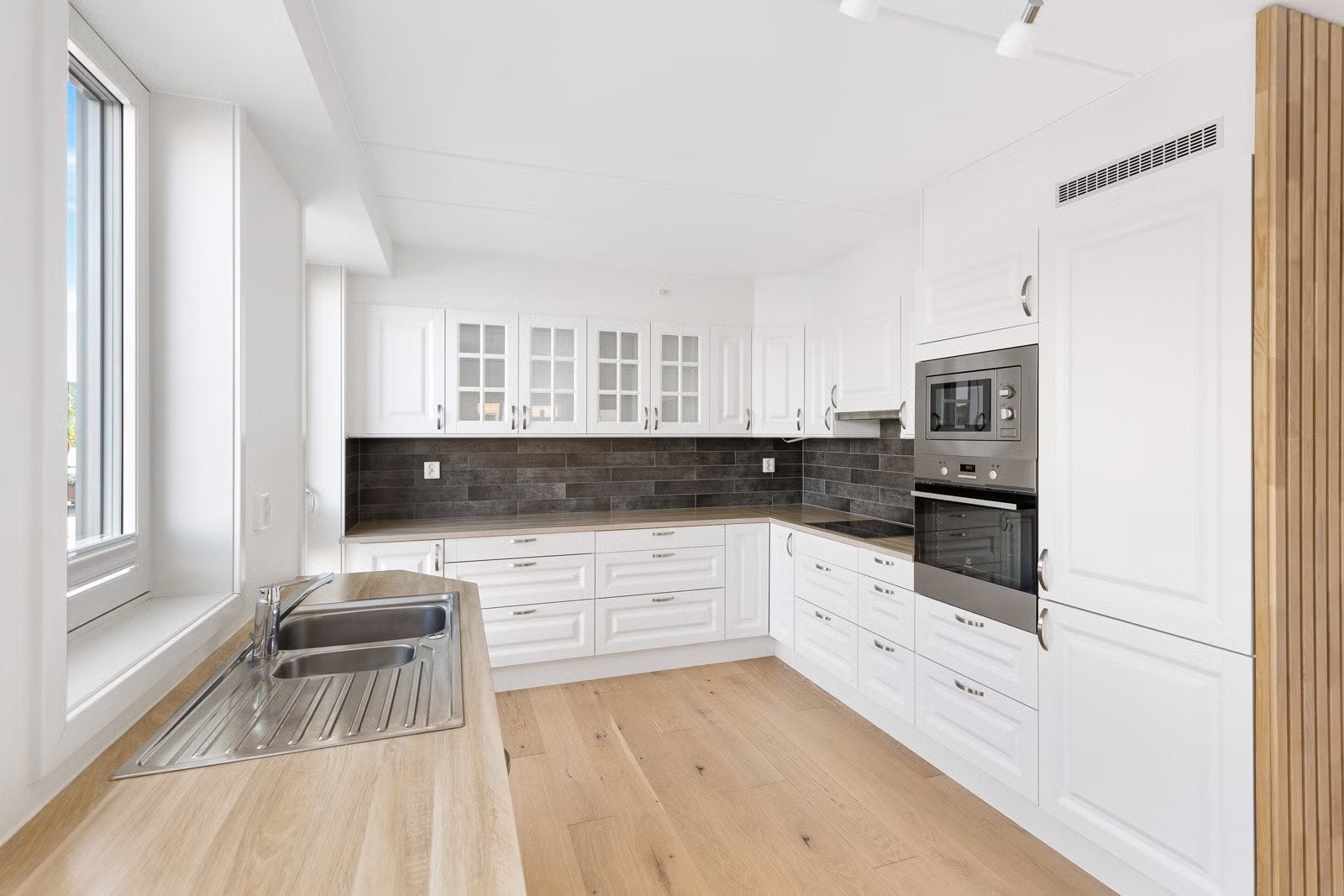 Integrerte hvitevarer som stekeovn, induksjonstopp, mikrobølgeovn, oppvaskmaskin og kjøl/frys Galleribilde