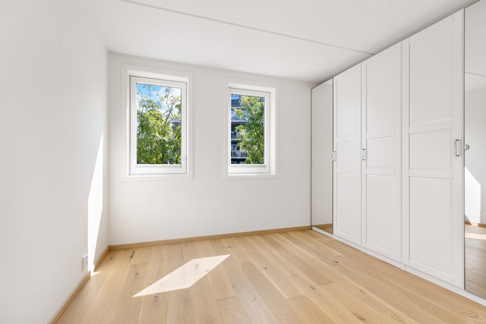 Soverom 2 med gode oppbevaringsmuligheter Galleribilde