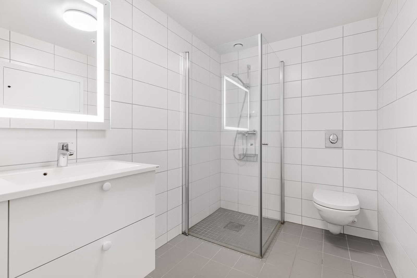 Badet er delikat flislagt med varme i gulvet Galleribilde