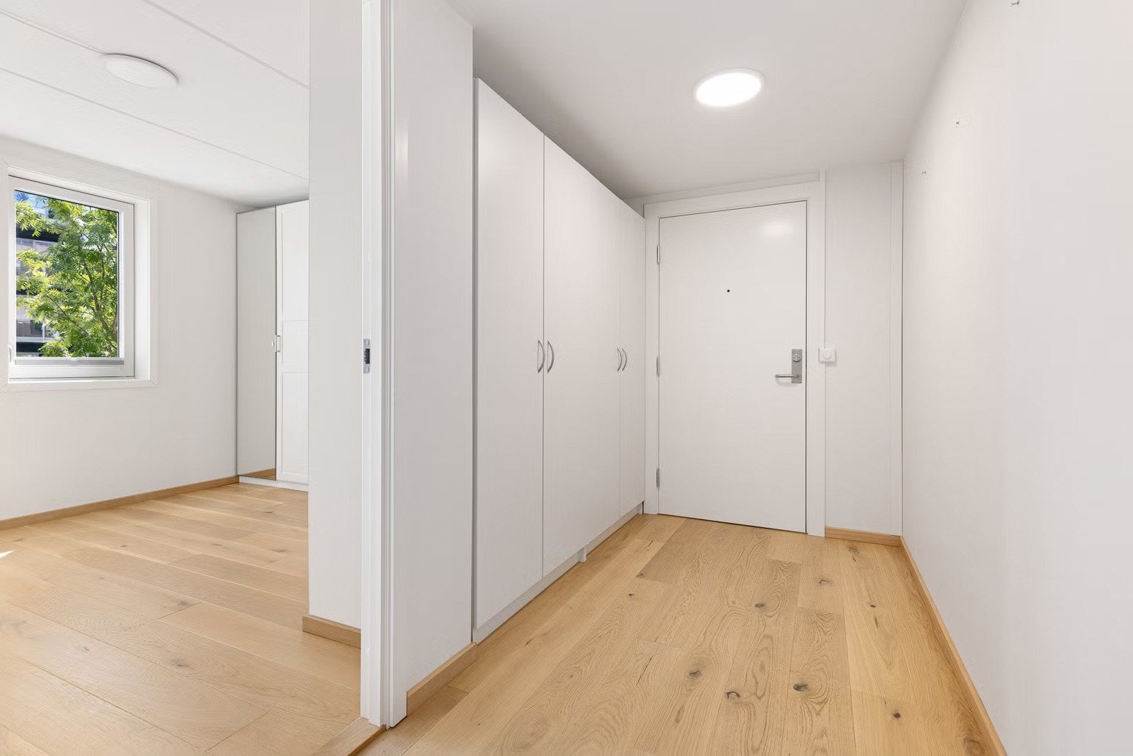 Her har du god plass til oppbevaring av yttertøy og sko i garderobeskap Galleribilde