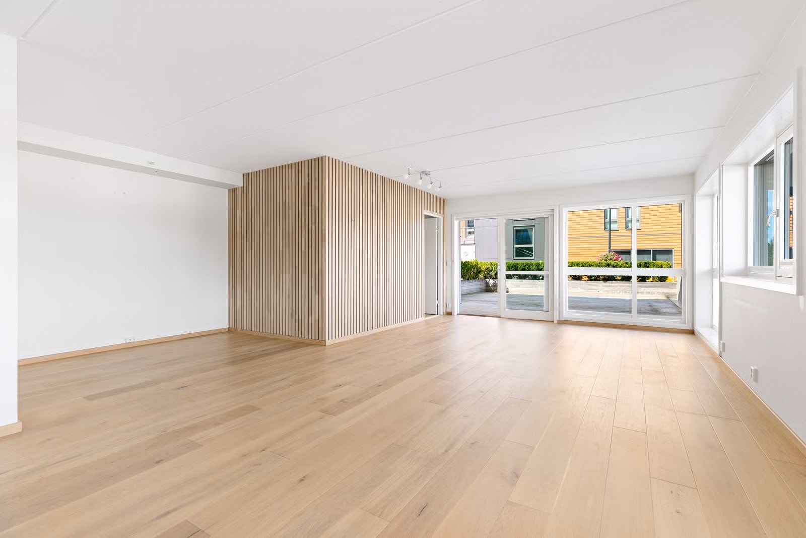 Det ble montert lekker spilevegg i stue/kjøkken i 2023 Galleribilde