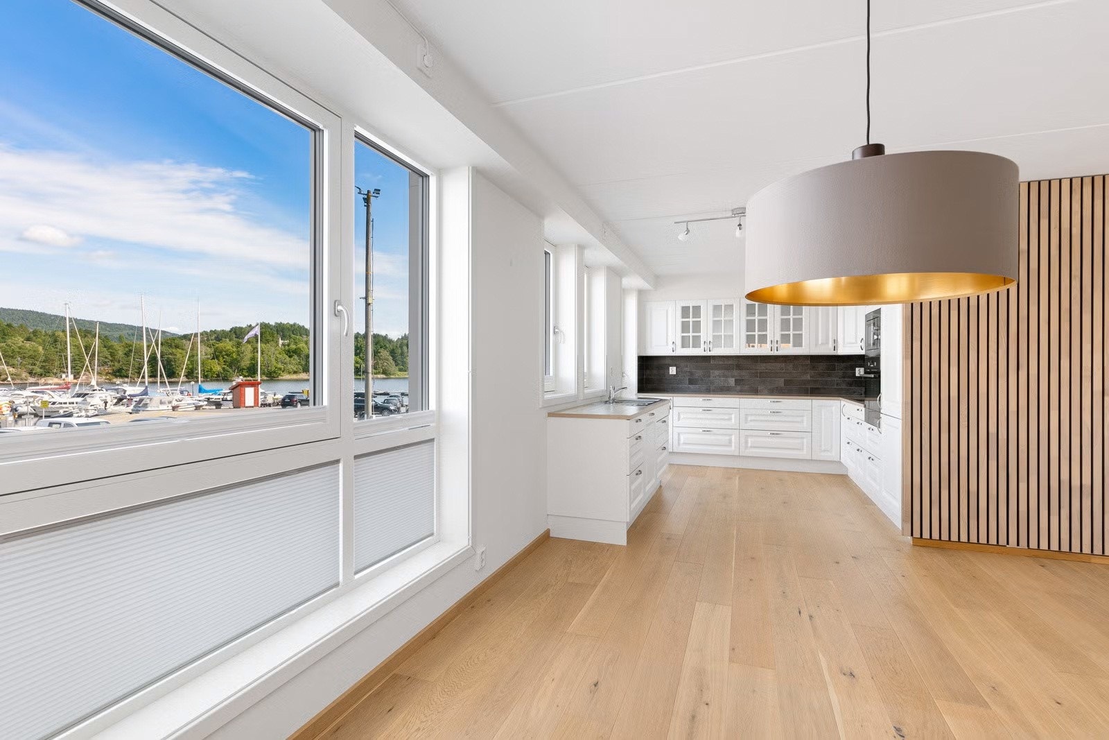 Stuen er inndelt i flere ulike soner, og har gode møbleringsmuligheter Galleribilde