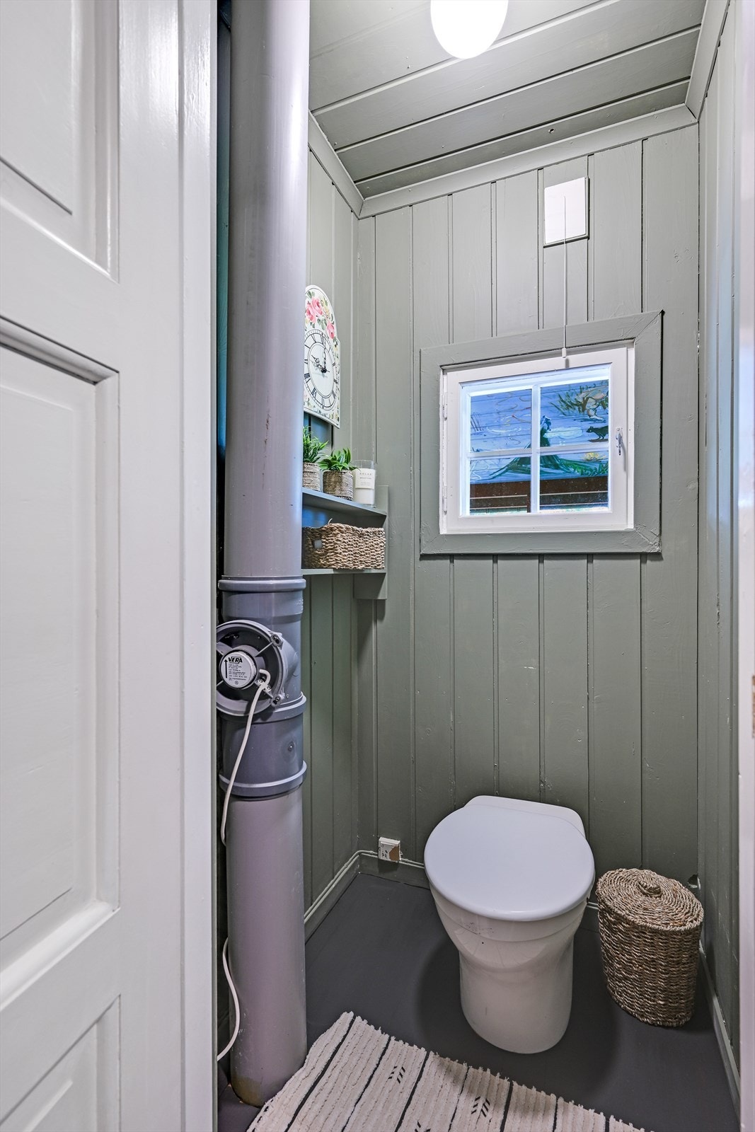 Hytta har et innvendig og varmt toalettrom med en solid luftepipe. Her er det satt inn en tradisjonell snurredo med ulike komposteringskamre, som sikrer god komfort til hyttetilværelsen. Galleribilde
