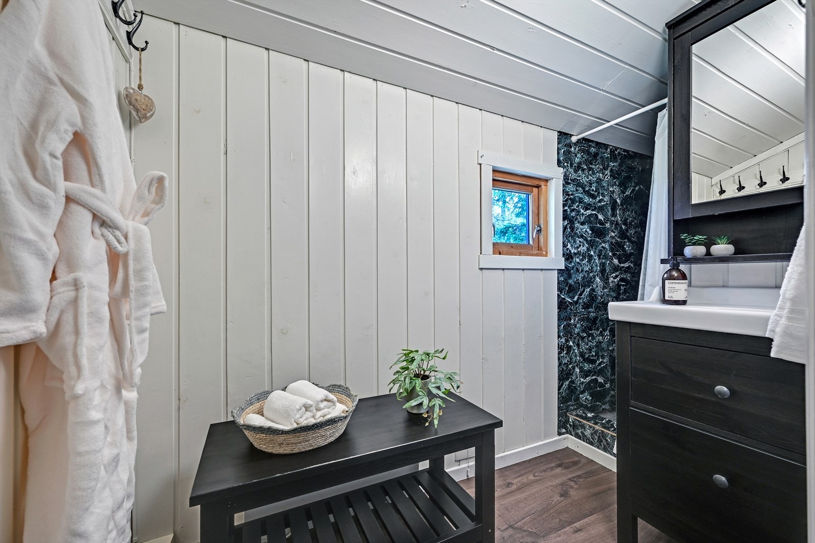Vegger og himling med malt trepanel. Dusjsystemet har pumpefunksjon. Galleribilde