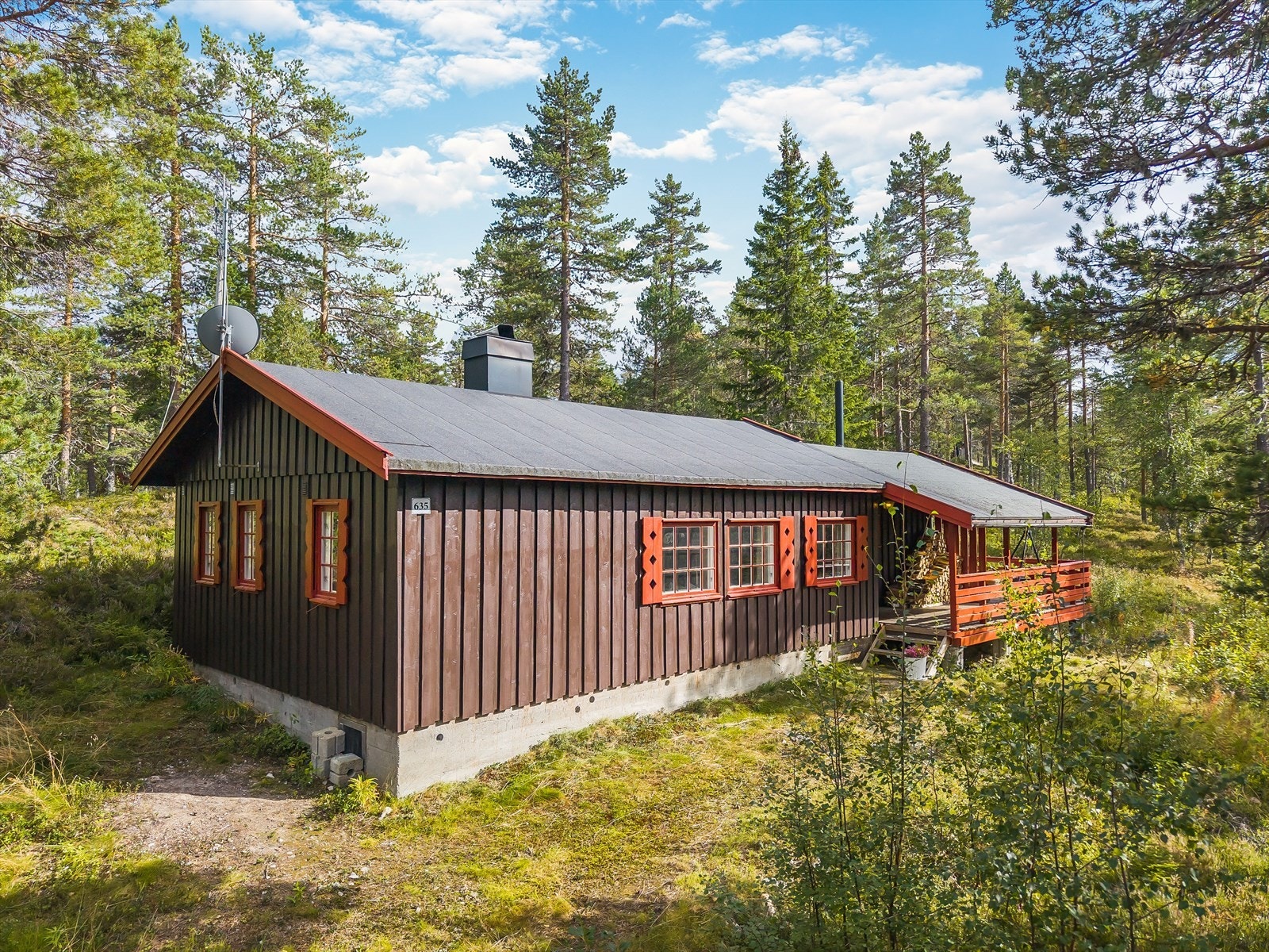 Hytta har en innholdsrik og praktisk planløsning, blant annet med kvaliteter som 3 soverom, eget toalettrom og baderom, samt innvedig bod med god lagringsplass. Galleribilde