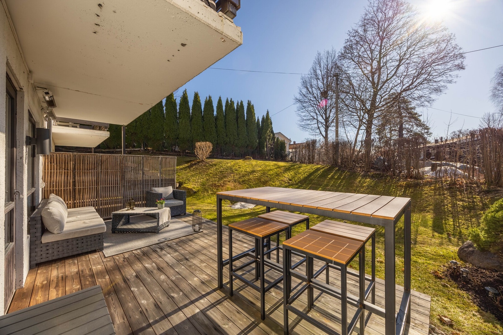 Terrassen har god plass for å innrede med ønsket utemøblement. Galleribilde