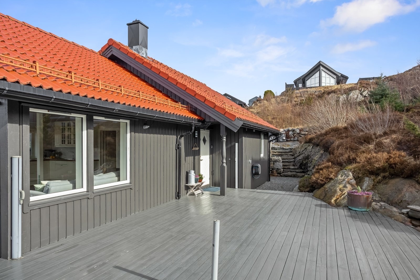 Enkel adkomst fra god perkeringsplass på egen tomt. Galleribilde