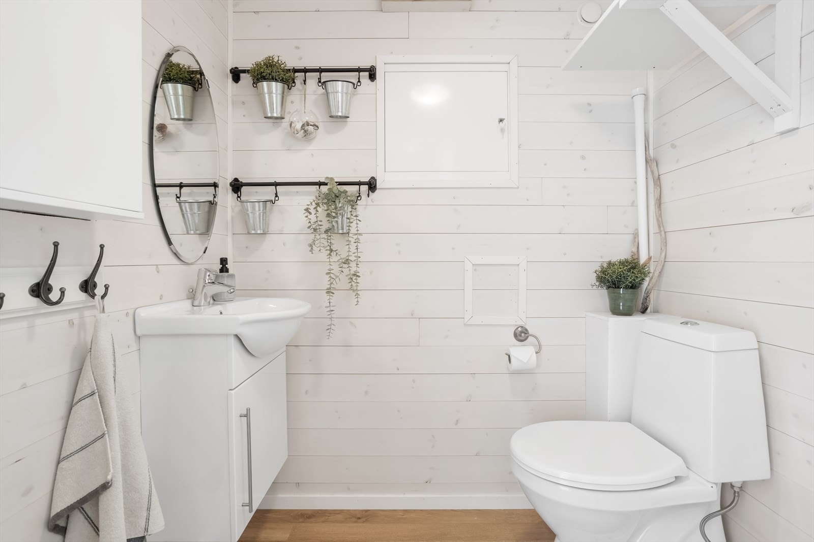 Separat wc rom i tillegg til bad med wc Galleribilde