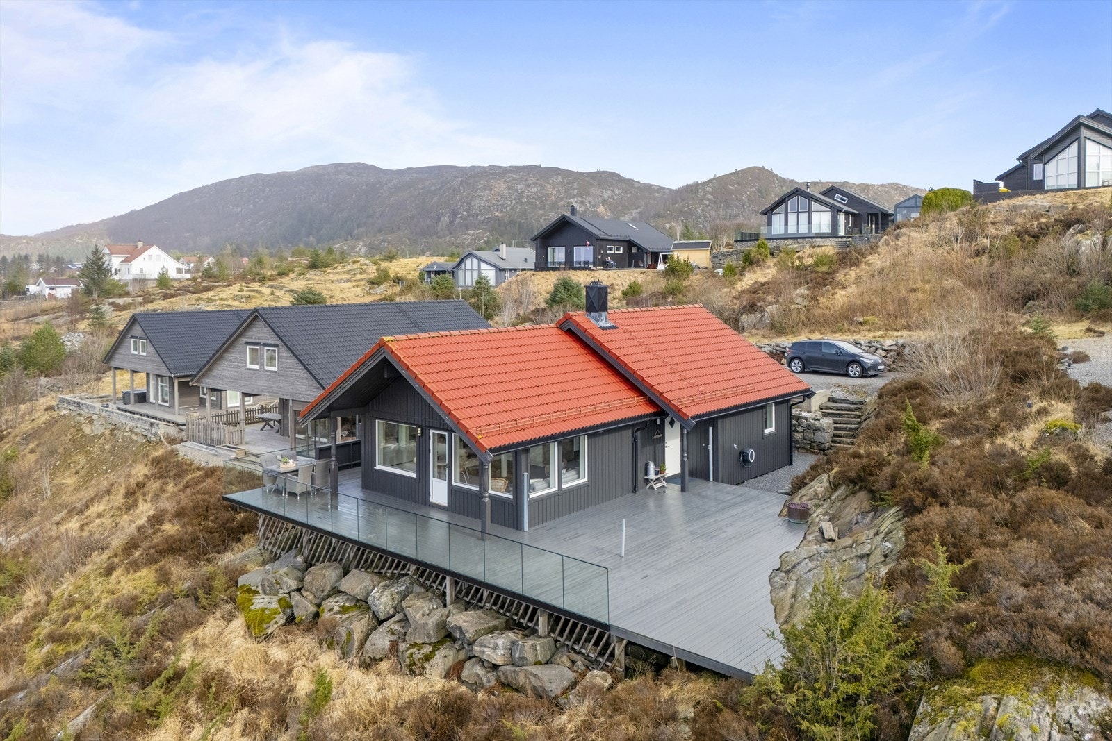 Vestvendt og solrik beliggenhet med store terrasse arealer. Galleribilde