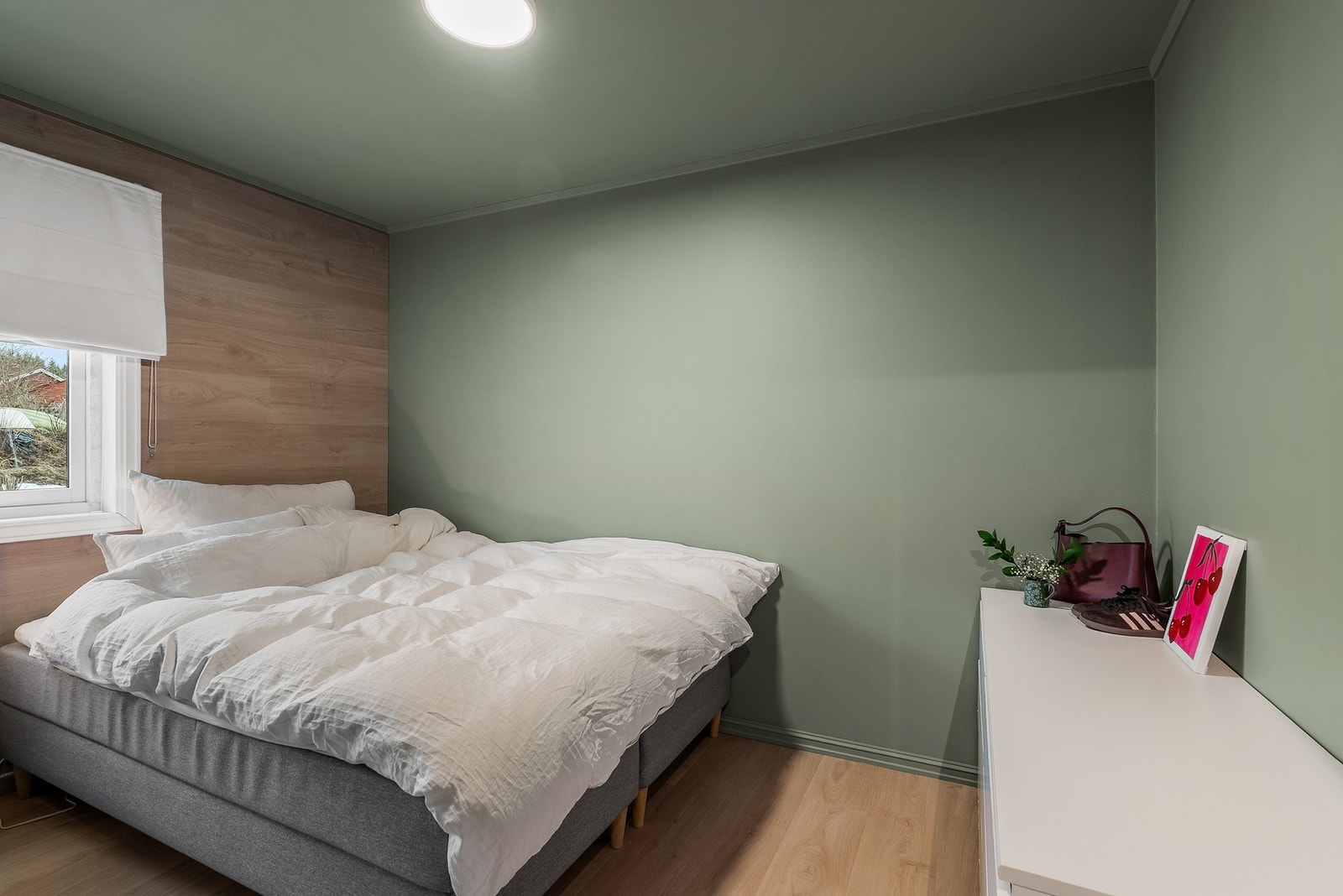 Soverom med god plass til seng og garderobeskap. Galleribilde