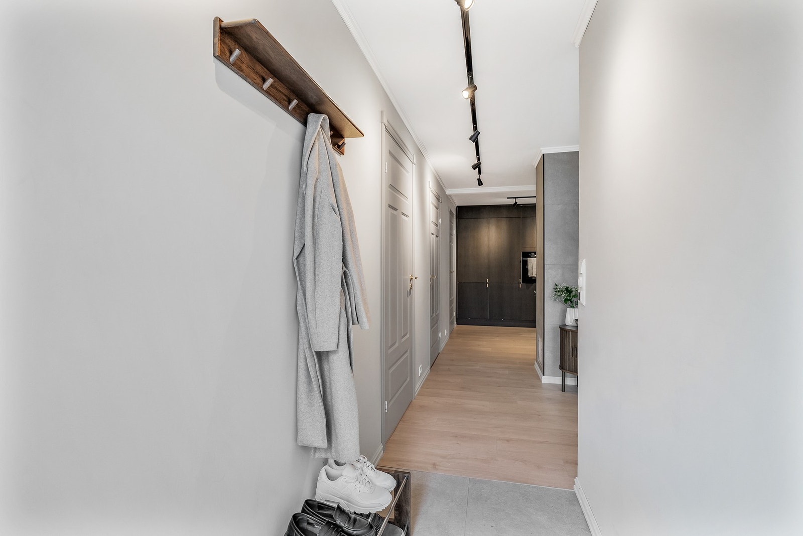 Entré med plass til klesoppheng langs vegg. Galleribilde