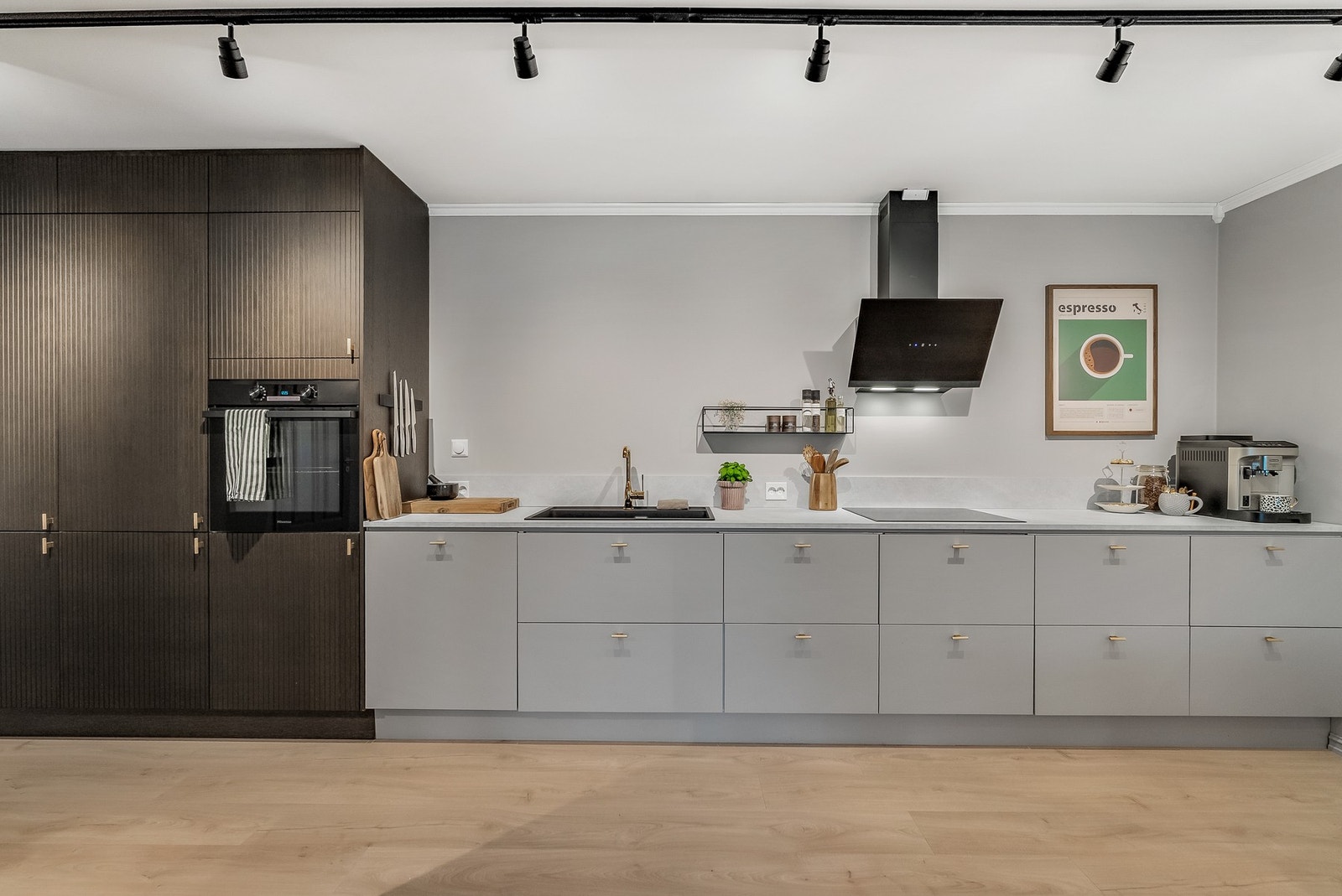 Godt utbygget kjøkken med god skap- og benkeplass. Galleribilde