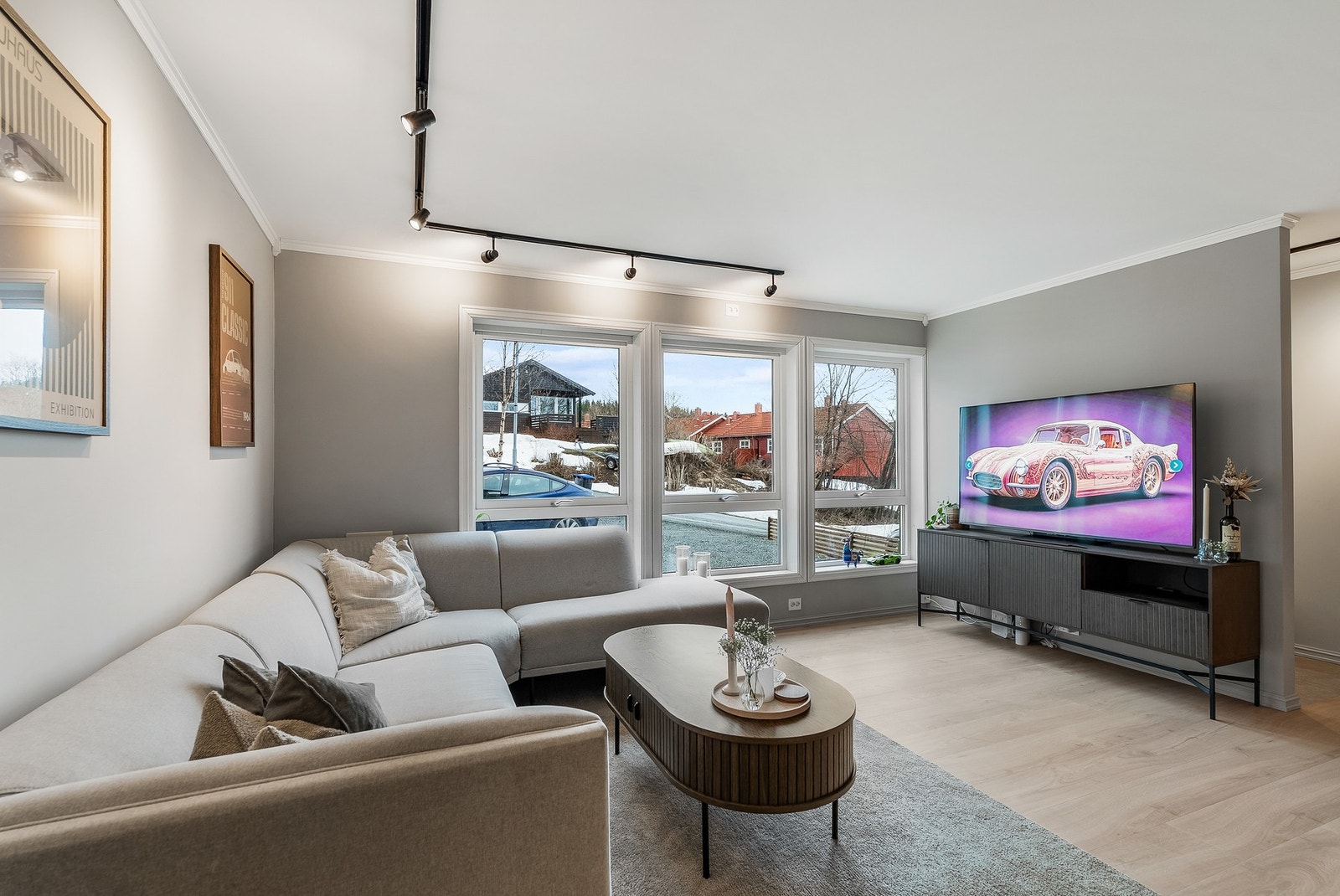 Store vinduer som slipper inn godt med naturlig lys i rommet. Galleribilde