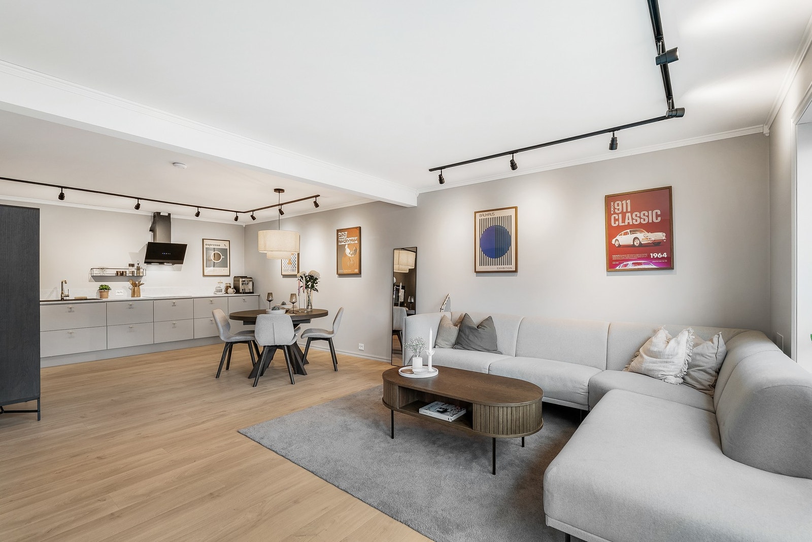 Åpen stue-/kjøkkenløsning med god plass til sofagruppe og spisestue. Galleribilde