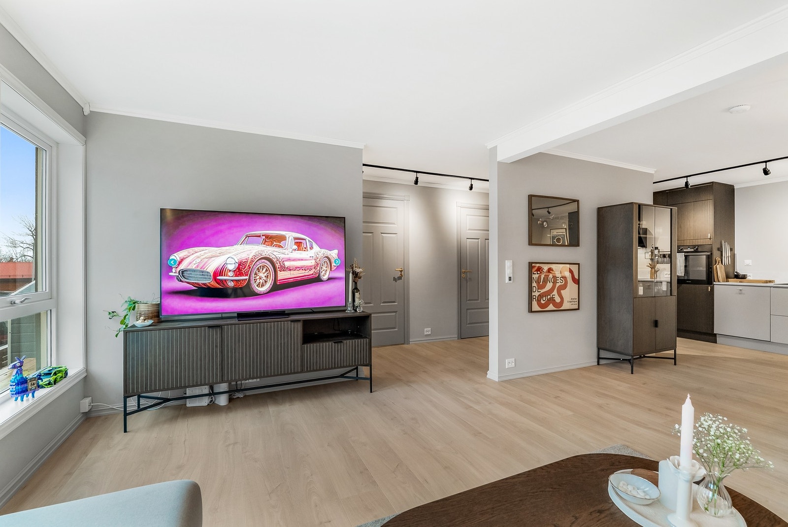 Leiligheten er oppgradert med laminat på gulvet og lysmalte gipsplater. Galleribilde