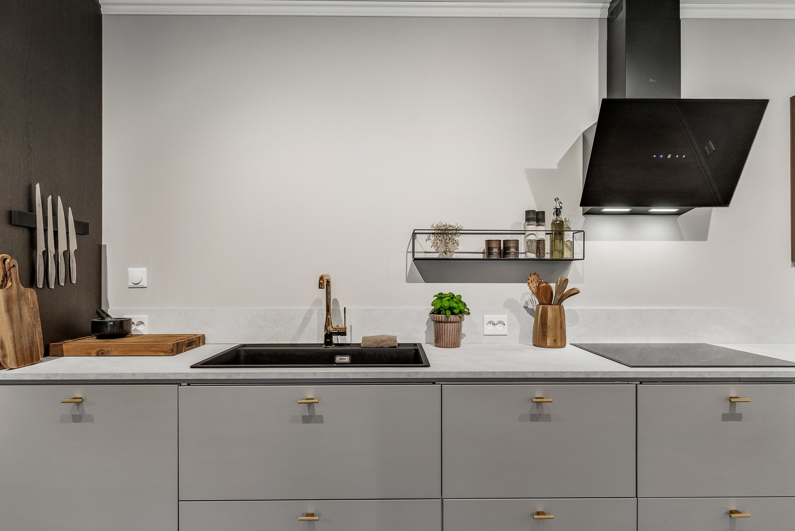 Malte plater med oppbrett på benkeplate over benk. Galleribilde