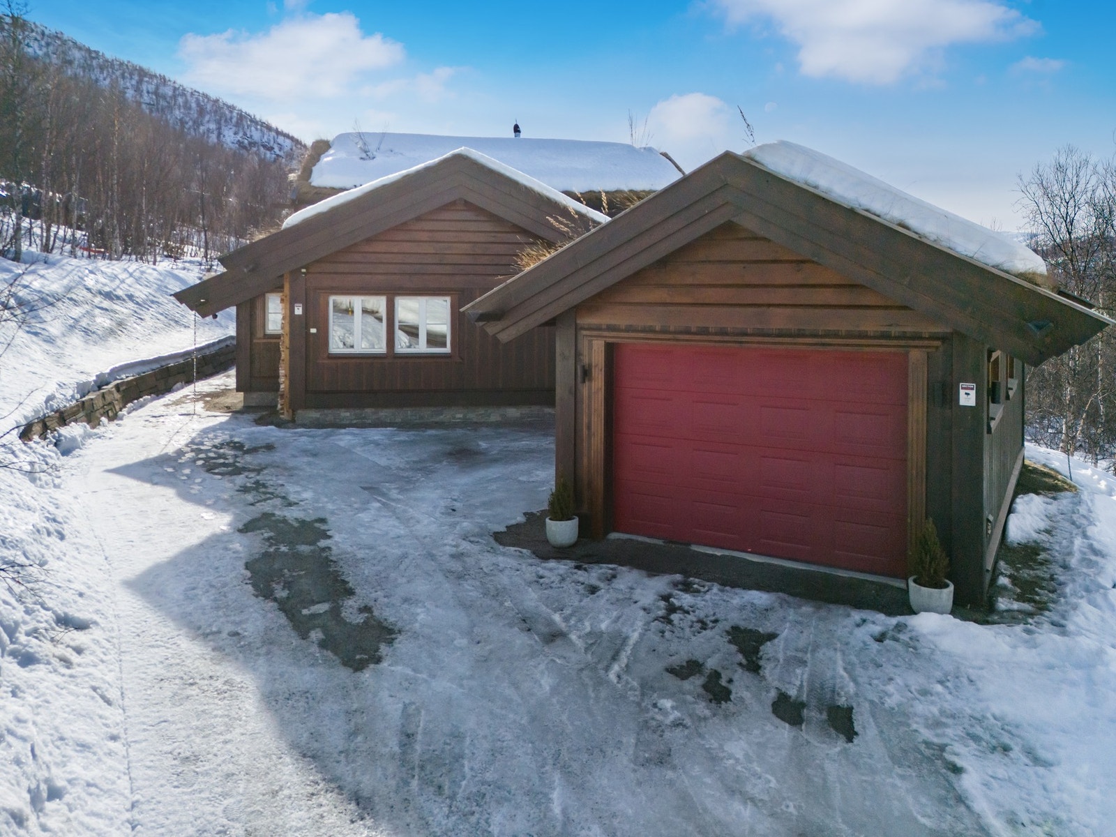 Praktisk garasje ved hytta - gjør spesielt vinterhverdagen enklere Galleribilde