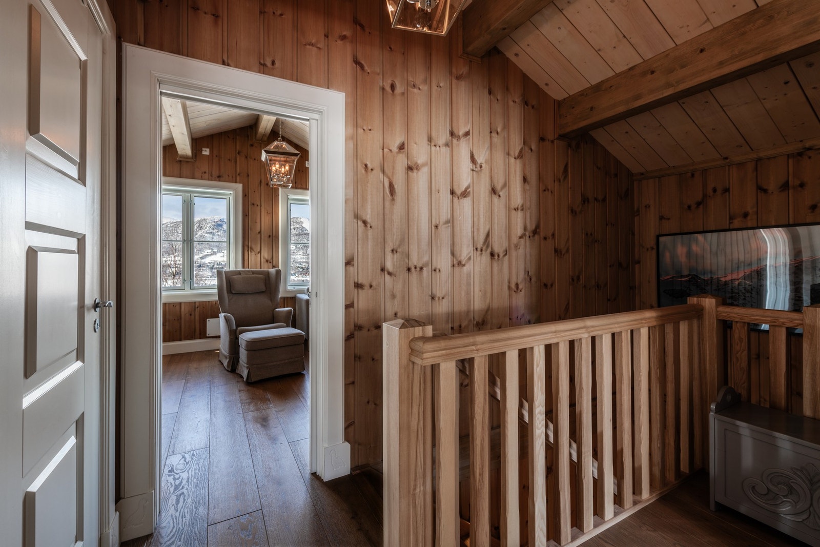 Andre etasje har god takhøyde og rommer både tv stue, to soverom og bad Galleribilde