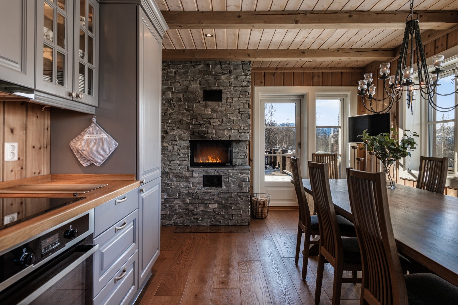 Stilren peis plassert på kjøkkenet - skaper en lun og eksklusiv atmosfære Galleribilde