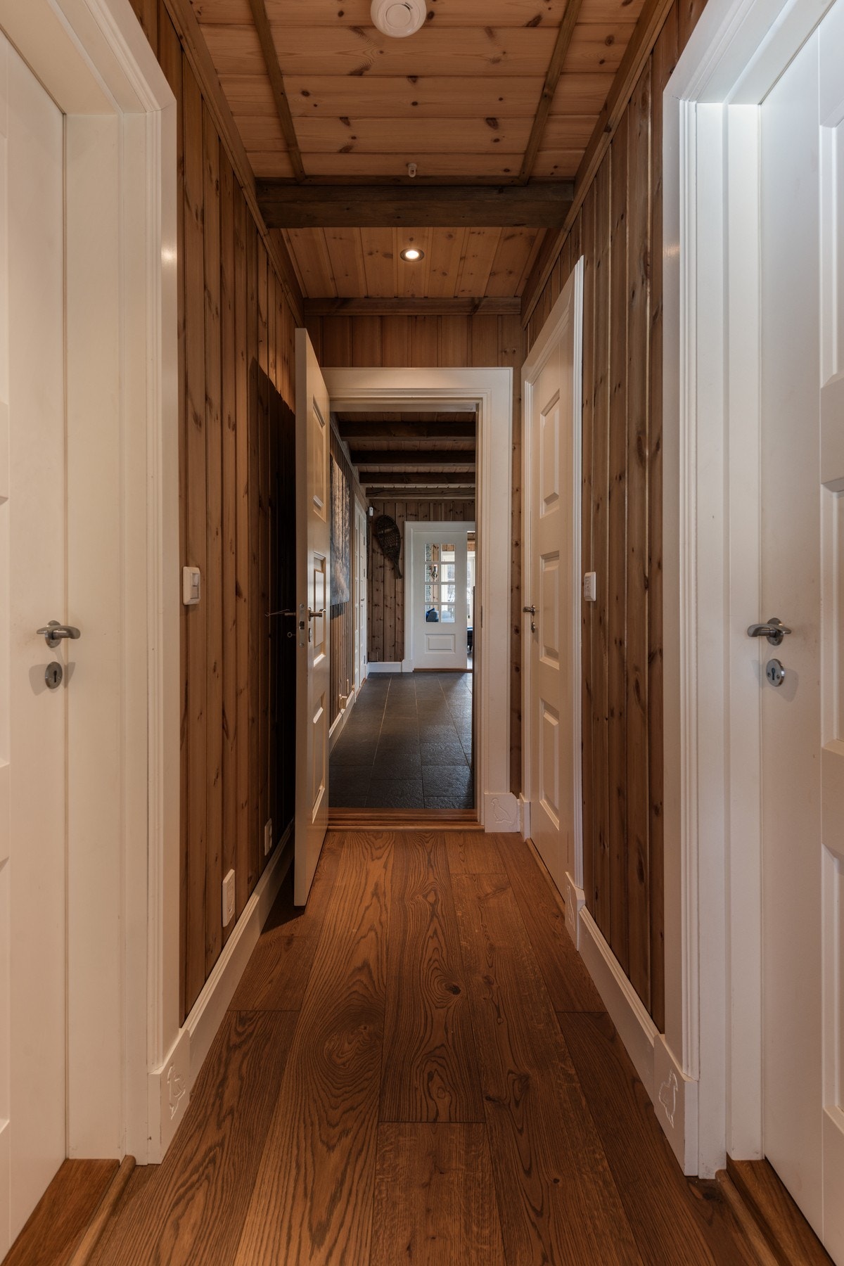 Praktisk og skjermet gang som leder til soverom og bad - gir en rolig og privat sone adskilt fra oppholdsrommene Galleribilde