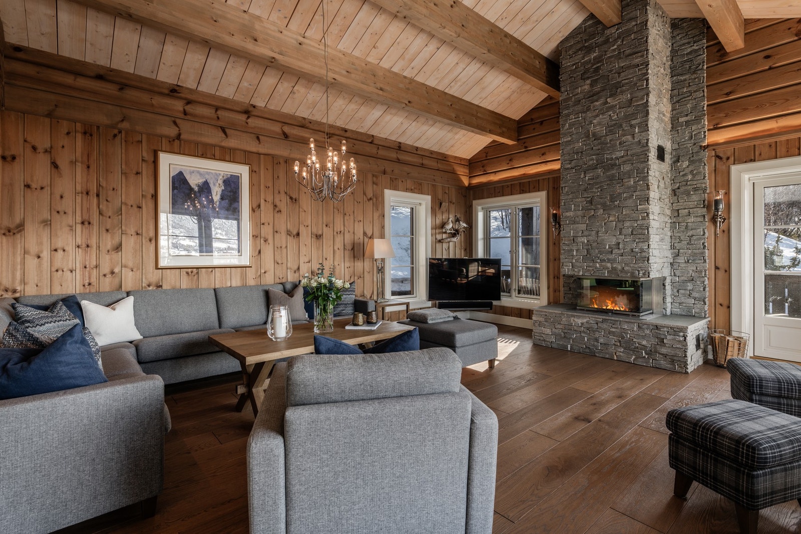 Den stilrene peisen danner et elegant midtpunkt og skaper en varm, sofistikert atmosfære Galleribilde