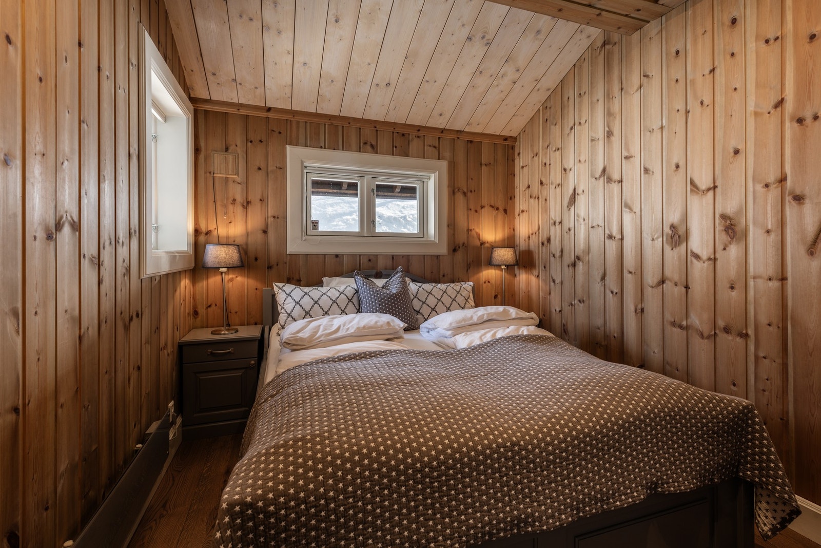 Hytten har to romslige soverom i første etasje Galleribilde