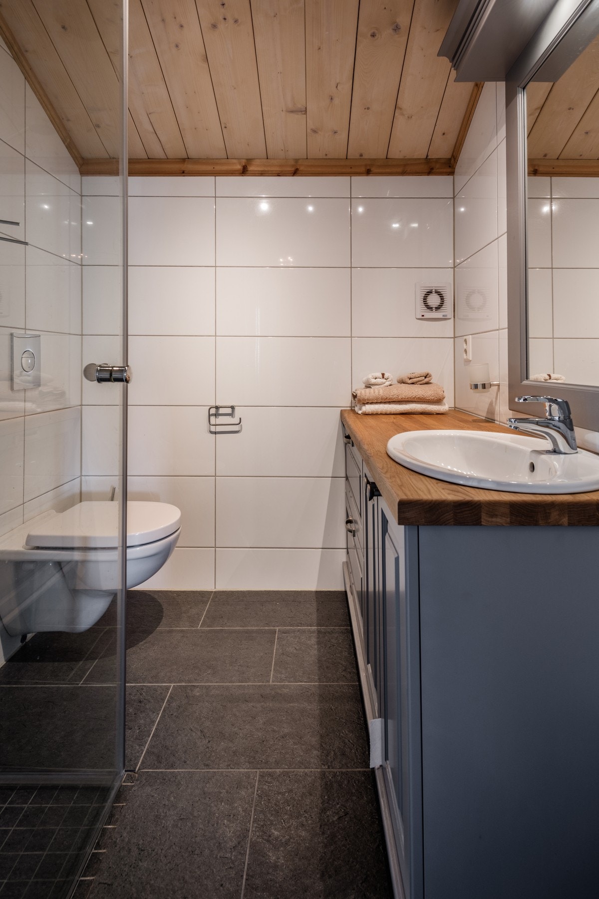 Flott flislagt bad i andre etasje med dusj Galleribilde