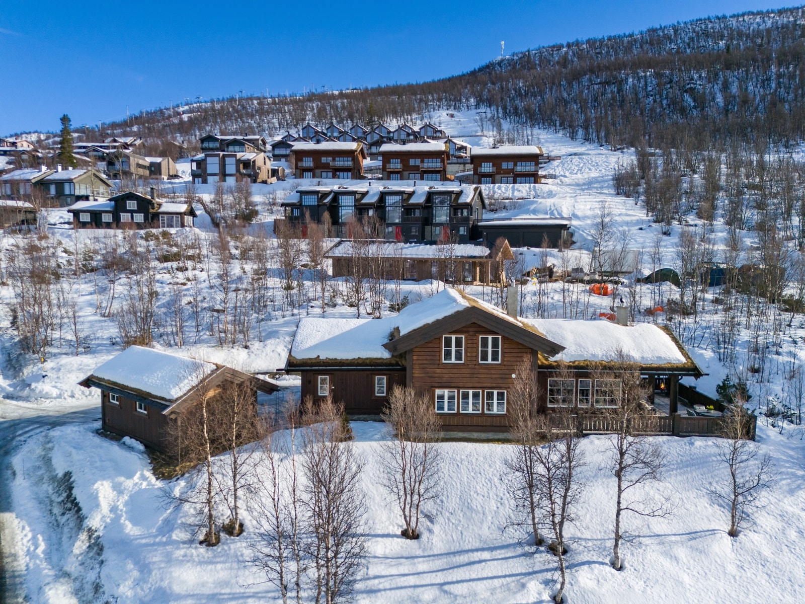 Eiendomsmegler Jannike Seljevoll Herleiksplass har gleden av å presentere lekre Uthusslåtta 2 (Foto: Terje Bjørnsen) Galleribilde