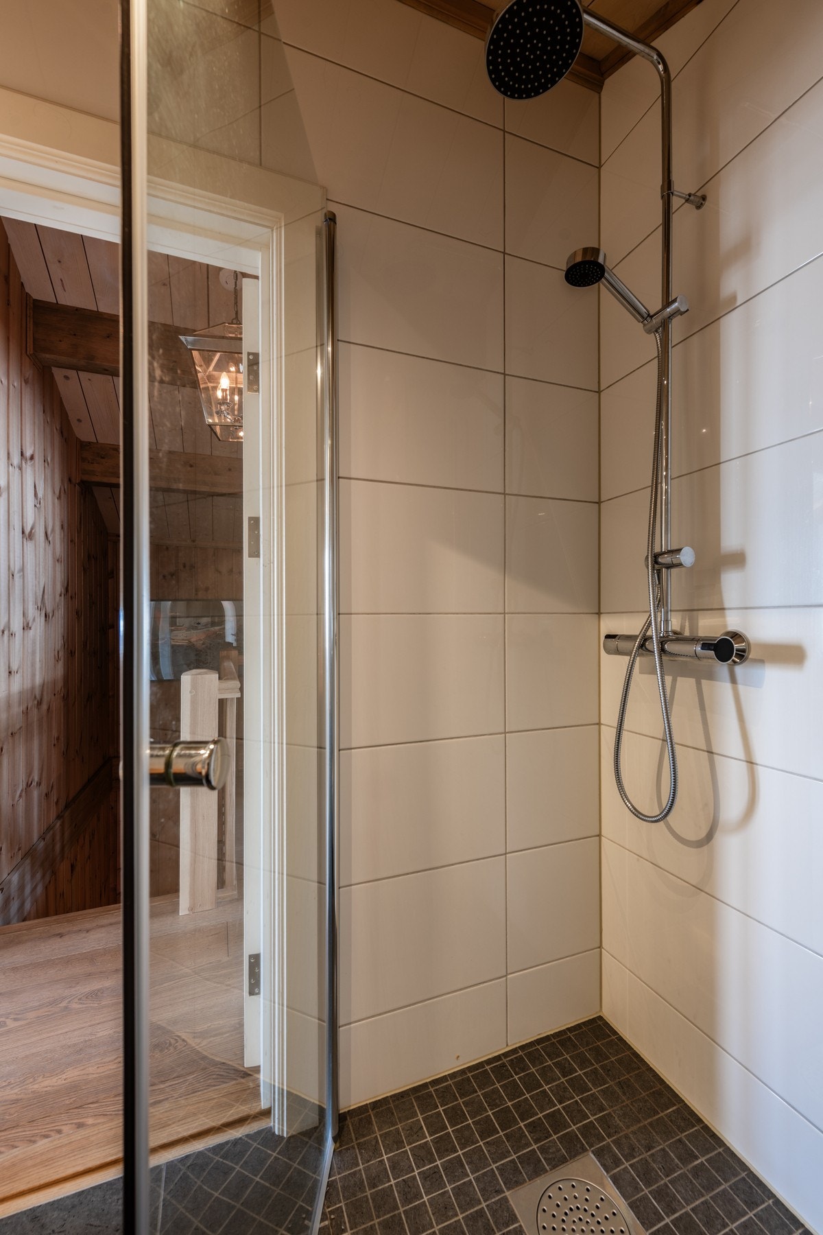 Flott flislagt bad i andre etasje Galleribilde