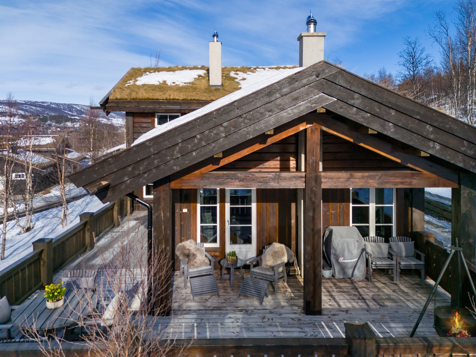 Ettermiddagssolen varmer, kakaoen damper i koppen, og søte, saftige appelsiner venter ved siden av Galleribilde