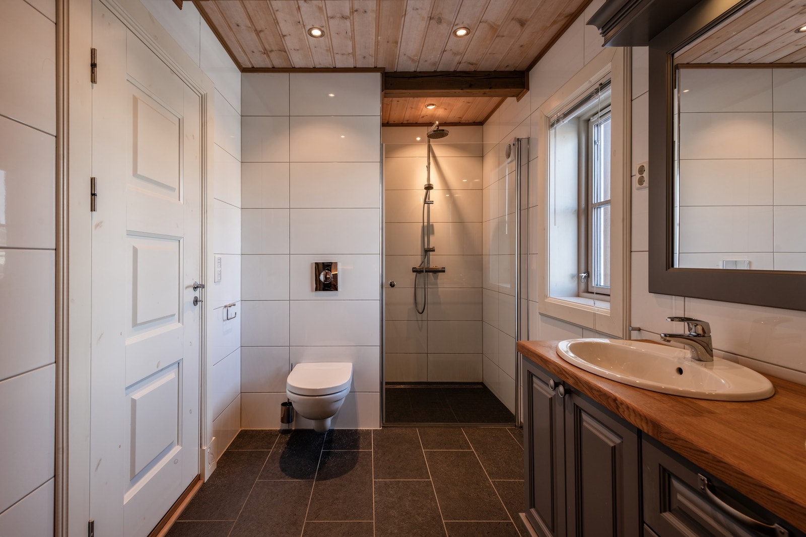 Stilrent flislagt bad med dusj og badstue Galleribilde