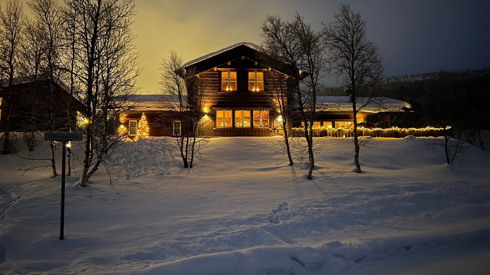 Velkommen til en lun og innbydende hytte i vakre vinteromgivelser Galleribilde