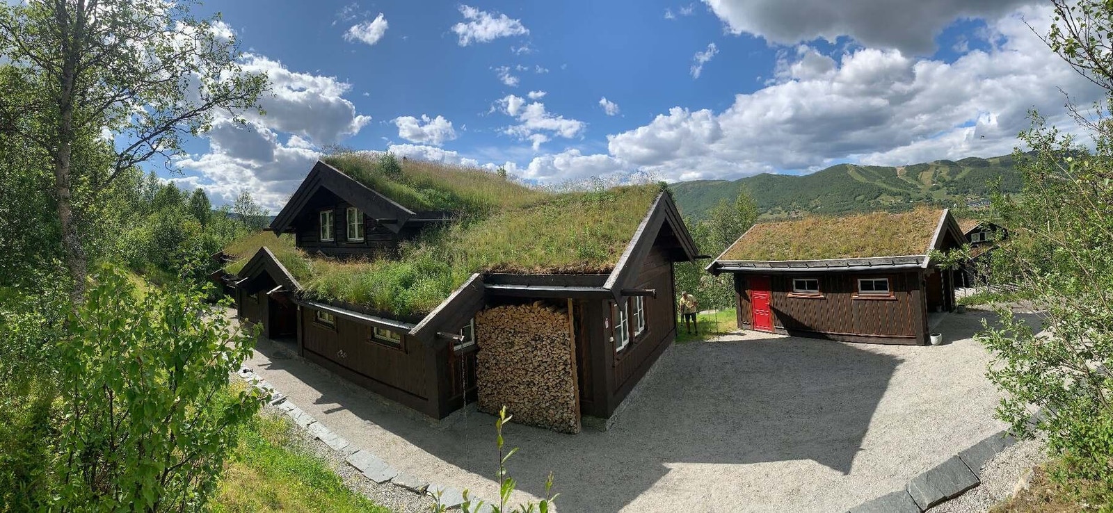 Flott forstøtningsmur rammer inn eiendommen (Selgers eget bilde fra annen årstid) Galleribilde