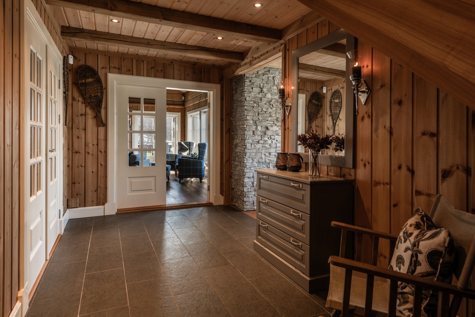 Romslig gang i samme eksklusive stil som resten av hytten Galleribilde