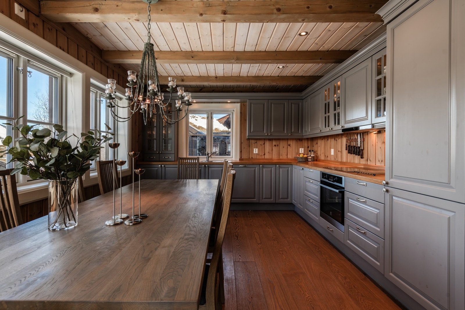 Stort og delikat kjøkken med rikelig benkeplass og god oppbevaring Galleribilde