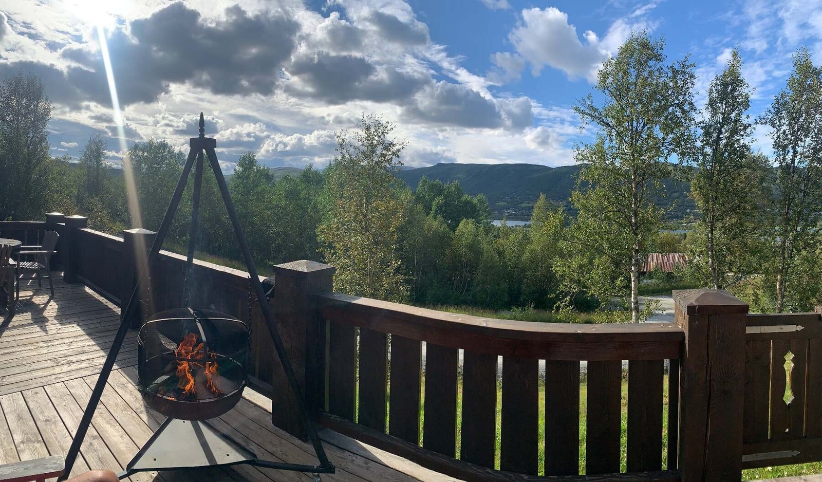 Når snøen smelter, våkner hytta til liv på en helt ny måte (Selgers eget bilde fra annen årstid) Galleribilde