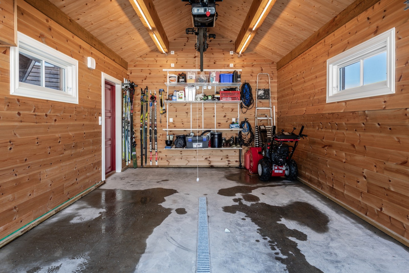 Stor flott garasje med god oppbevaringsplass Galleribilde