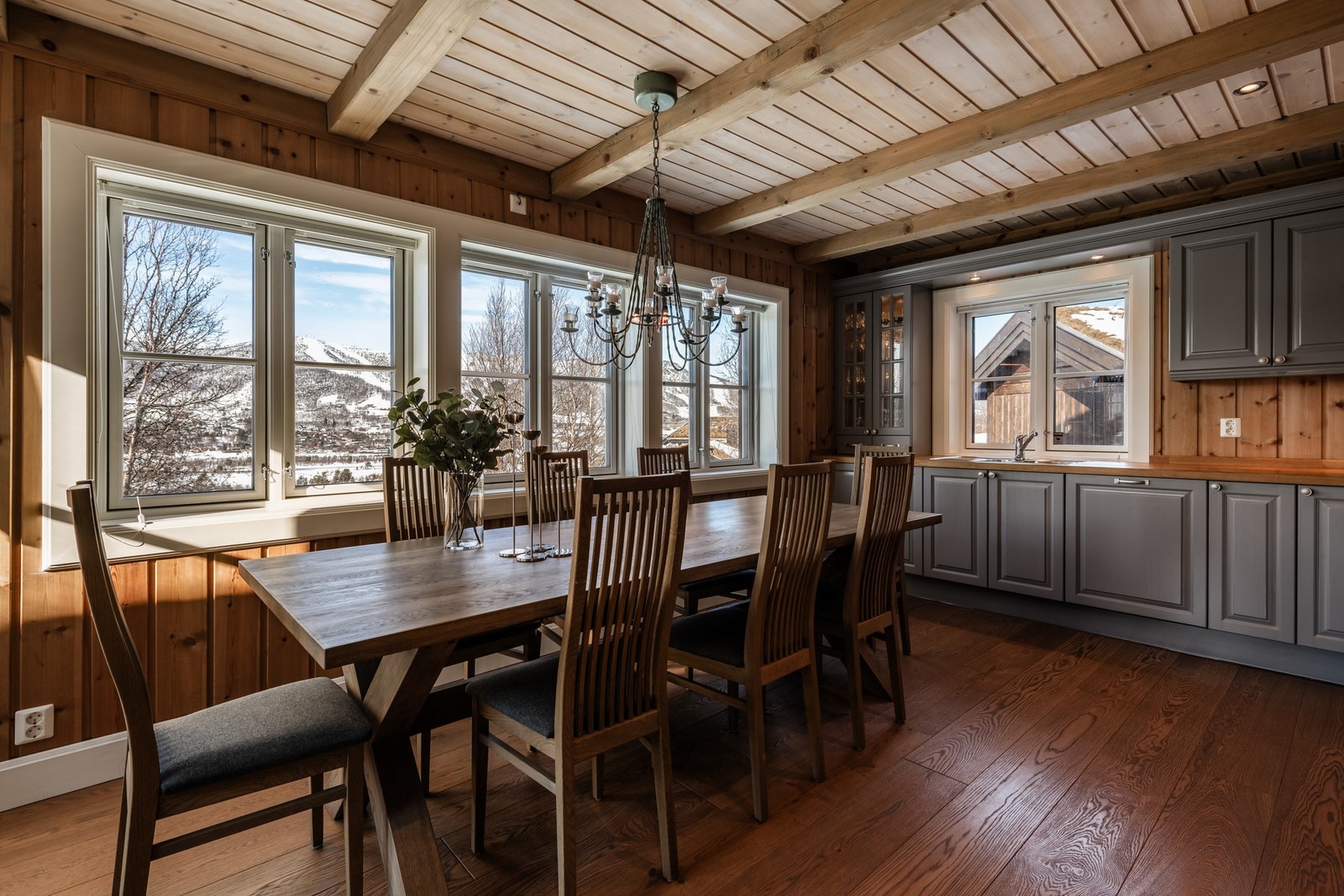 De store vinduene slipper inn mye naturlig lys og byr på flott utsikt Galleribilde